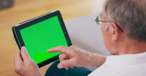 Un abuelo usa una tableta con una pantalla verde — Vídeos de Stock