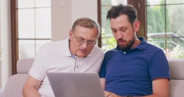 Bir adam babasına online alışveriş yapmayı öğretiyor.