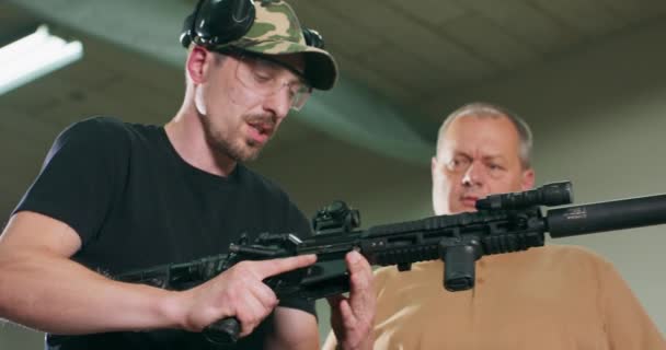 一个人在射击场学会了如何射击来福枪 — 图库视频影像
