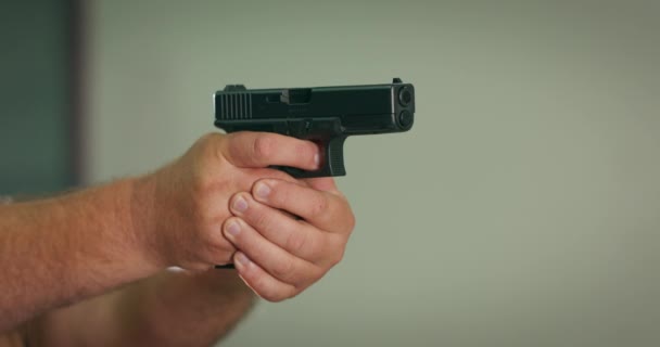 Valaki elsütött egy pisztolyt egy kézifegyverből. — Stock videók