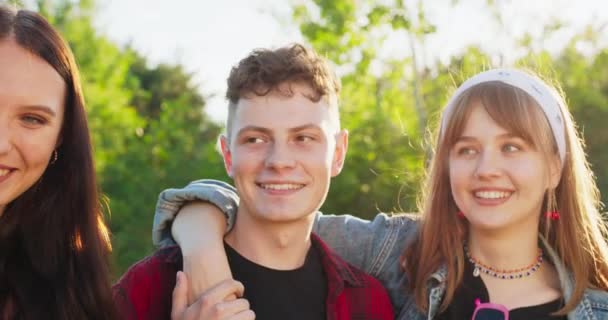 Portréja mosolygó fiatal barátai Walking szabadban együtt — Stock videók