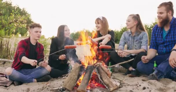 Wielokulturowa grupa przyjaciół imprezujących na plaży - młodzi ludzie świętujący podczas wakacji letnie wakacje i wakacyjne koncepcje — Wideo stockowe