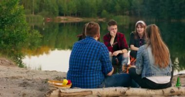 Plajda parti yapan çok kültürlü arkadaşlar yaz tatili boyunca kutlama yapan gençler ve tatil kavramları.