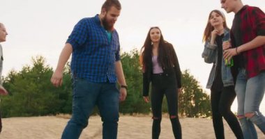 Turizm seyahati, insanların eğlencesi ve gençlik konsepti. Bir grup mutlu arkadaş arkadan sarılıp yürüme gölü.