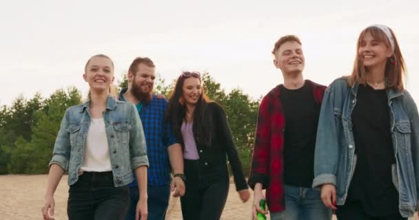 Tourisme gens de voyage concept de loisirs et d'adolescence - groupe d'amis heureux étreignant et marchant au bord du lac de dos — Video