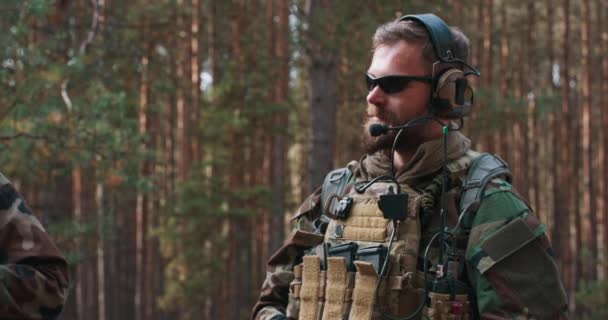 Um retrato de um comandante de meia-idade barbudo um soldado de uniforme militar que fornece informações sobre a ação — Vídeo de Stock