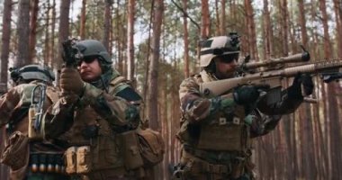 Dört tam teçhizatlı orta yaşlı asker kamuflaj üniforması giyip düşmana saldırıyorlar. Atışa hazırlar. Atışa hazırlar. Harekat mangasında silahlı çatışma var.
