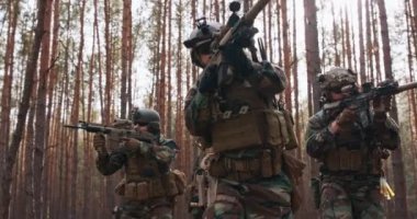 Dört tam teçhizatlı orta yaşlı asker kamuflaj üniforması giyip düşmana saldırıyorlar. Atışa hazırlar. Atışa hazırlar. Harekat mangasında silahlı çatışma var.