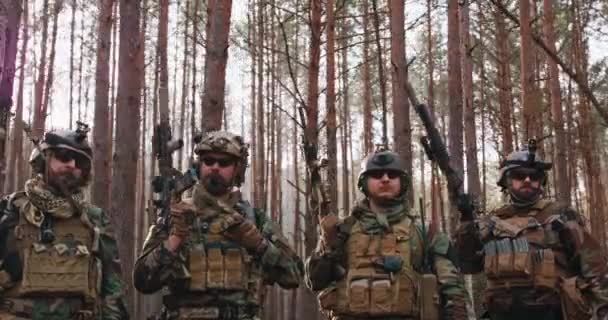 Ekipa w pełni wyposażonych żołnierzy w kamuflażu Stoisko w gęstym lesie sosnowym Reconnaissance Misja wojskowa — Wideo stockowe