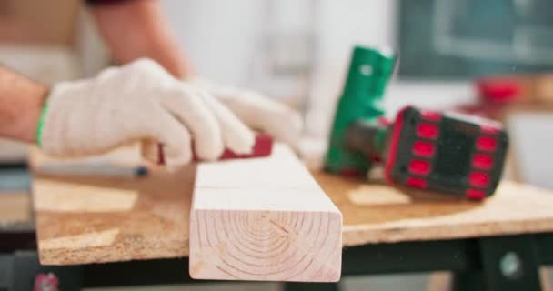 Un manitas barbudo está lijando madera para muebles en un taller de carpintería — Vídeos de Stock