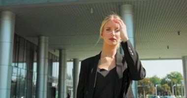 Güzel bir kadın işe giderken ofis yakınlarında başarılı bir iş kadınının portresini yapıyor.