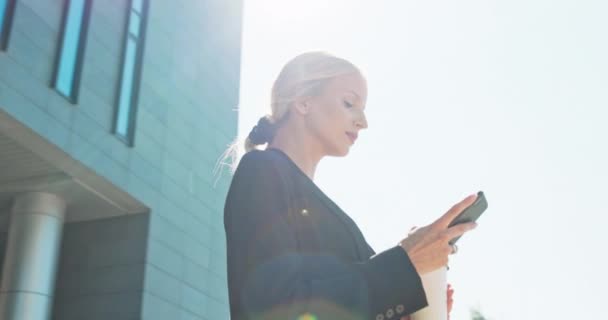 Bajo ángulo de tiro de la joven elegante mujer de negocios caucásica americana en desgaste formal usando su — Vídeos de Stock