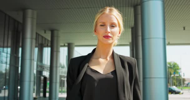 Mujer de negocios caminando Abogado profesional o similar caminando al aire libre Multiracial Caucásico businesswoman looking at camera — Vídeo de stock