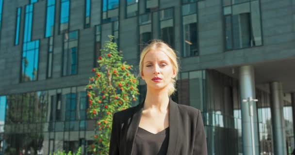 Vacker kvinna kommer att arbeta promenader nära kontor byggnad porträtt av framgångsrika företag kvinna på — Stockvideo