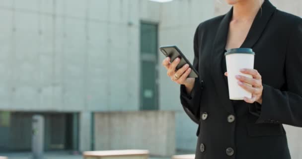 Primer plano de la hermosa mujer que va a trabajar con café caminando cerca de retrato del edificio de oficinas — Vídeos de Stock