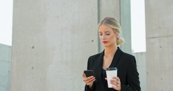 Zdjęcia młodej, eleganckiej, białej bizneswoman w formalnym ubraniu trzymającej filiżankę kawy na wynos na zewnątrz — Wideo stockowe