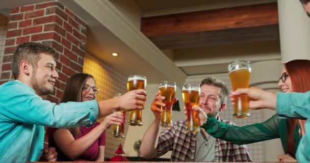 Slow motion close-up van gelukkig jonge vrienden hebben plezier samen drinken bier en klappen — Stockvideo