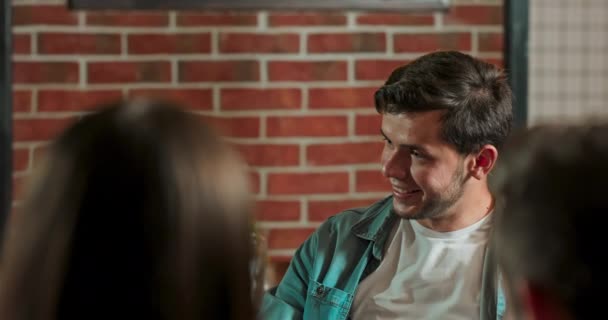 Guapo estudiante adolescente macho pasando el rato con amigos en restaurante riendo disfrutando de la conversación socializando en — Vídeo de stock