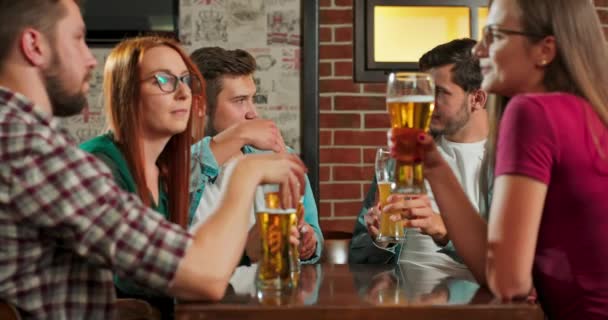 Ομάδα χαρούμενων τουριστών νεαρός καυκάσιος φίλος πίνοντας μπύρα αλκοόλ και διασκεδάζοντας γελώντας απολαύστε — Αρχείο Βίντεο