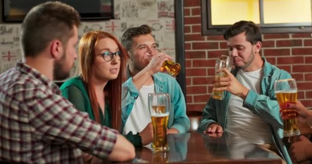 Jovem grupo feliz de amigos homem e mulher desfrutar relaxar noite festa evento celebração festivo — Vídeo de Stock