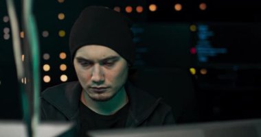 Bilgisayarları ve bilgisayarları kullanarak virüs fidye virüsünü kodlayan bilgisayar korsanı bilgisayarını farklı bilgilerle kullanıyor.