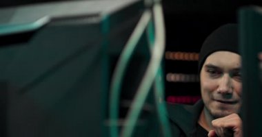 Bir hacker, kritik bilgileri çalmak ve yok etmek için güvenlik sistemine girdi.