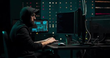 Middle sakallı hacker klavye kullanarak bilgisayarın çevrimiçi sistemine yanlış veri yazıp yayılıyor.