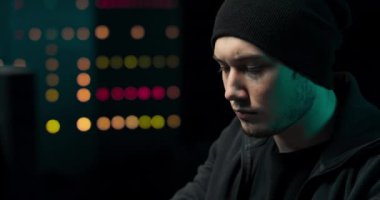 Gözlerinin altında siyah halkalar olan yorgun hacker portresi şirketin verilerine giriyor.