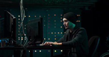 Virüs yazılımı ve bilgisayar arayüzü Blockchain siber saldırısını kullanarak kripto para dolandırıcılığı yapan iki orta yaşlı hacker.,