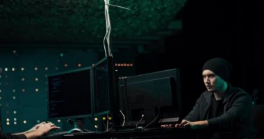 İki bilgisayar korsanı banka sistemine girip müşteri bilgilerini çalıyor.