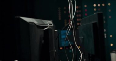 İki bilgisayar korsanı banka sistemine girip müşteri bilgilerini çalıyor.