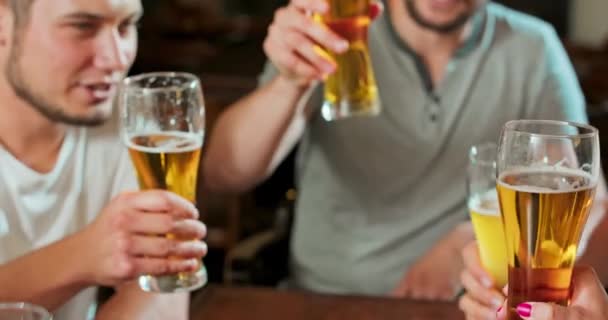 Gente, brindis, ocio, amistad y concepto de celebración - amigos y amigas felices tomando cerveza — Vídeos de Stock