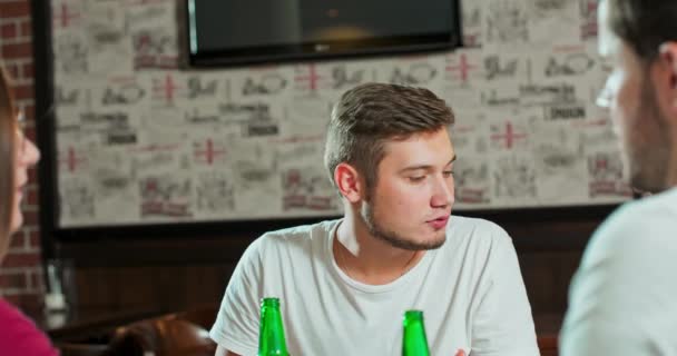 En el Bar Restaurante Grupo de Diversos Jóvenes hablando con amigos Hablan, Hablan — Vídeos de Stock