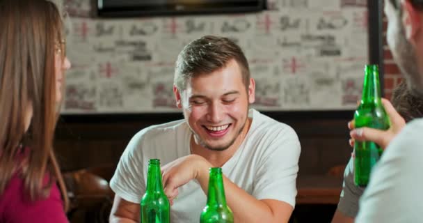 Στο Bar Restaurant Group of Diverse Young μιλώντας με φίλους Μιλάνε, Πείτε — Αρχείο Βίντεο