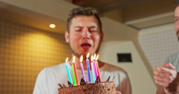 Baráti kör meglepi tinédzser születésnapjára, és együtt ünnepelnek az éjszakai kocsmában Happy