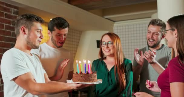 Skupina přátel překvapit krásnou ženu na její narozeniny a oslavit společně ve městě hospody — Stock video
