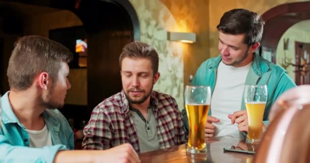 Barda iş arkadaşları konuşuyor. Arkadaşlarını bir ilişkisi olduğu için tebrik ediyorlar. — Stok video
