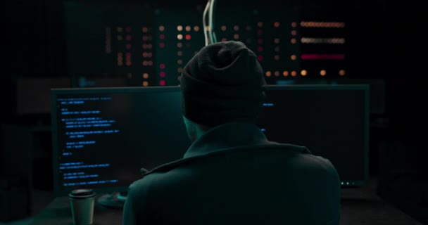 Небезпечний з капюшоном хакер розбивається на державні сервери даних і заражає їх систему вірусом — стокове відео