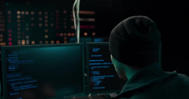 Hacker is met behulp van Computer voor het organiseren van massale datalek aanval op zakelijke servers ze zijn in — Stockvideo