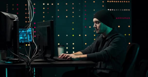 Pericoloso incappucciato Hacker irrompe nei server di dati del governo e infetta il loro sistema con un virus — Video Stock