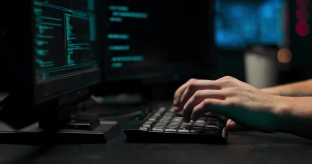 Bir bilgisayar programcısı ya da hacker bilgisayara girmek için bir kod yazdırır — Stok video