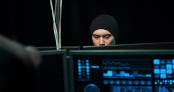 Ritratto di hacker stanco con le occhiaie sotto gli occhi irrompe nei dati aziendali — Video Stock