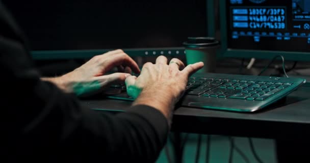 Bir bilgisayar programcısı veya hacker bir bilgisayar klavyesine girmek için bir kod yazar — Stok video