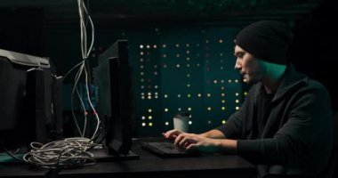 İki bilgisayar korsanı banka sistemine girip müşteri veri tarayıcılarını çalıyorlar.