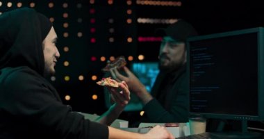 Bir grup bilgisayar korsanı veri sunucularına saldırı düzenliyor. Gizlenme yerleri karanlık ve dolu.