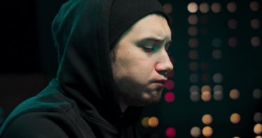 Kapüşonlu bir bilgisayar korsanı güvenlik sistemini hacklemeye çalışıyor.
