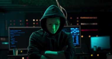 Maskeli Yüzlü Tehlikeli Uluslararası Aranan Hacker Arka plandaki Kameraya Konuşuyor