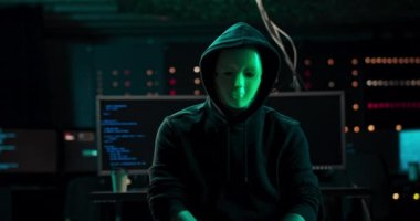 Maskeli Yüzlü Tehlikeli Uluslararası Aranan Hacker Arka plandaki Kameraya Konuşuyor