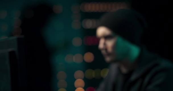 Portret hakera noszącego bluzę i czapkę próbuje włamać system bezpieczeństwa do — Wideo stockowe