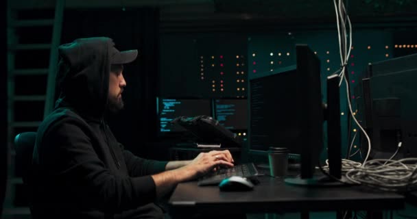 Hacker barbudo envelhecido MIddle usando teclado digitando dados ruins no sistema on-line do computador e se espalhando — Vídeo de Stock